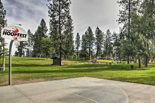 Гостиница Peaceful Family Home w Deck: 3 Mi to Dtwn Spokane в Спокане