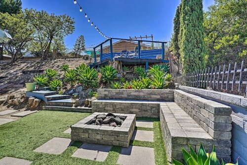 Гостиница Sunny Orange County Abode w Fire Pit & Backyard! в Лейк Форест