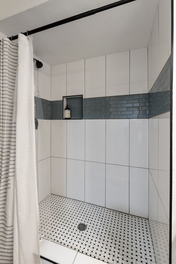 Фото Loren at The Sophia Heated Pool Gym