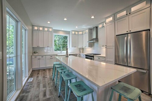 Гостиница Bright & Airy Home: Chef's Kitchen & Pro Decor! в Мичиган Сити