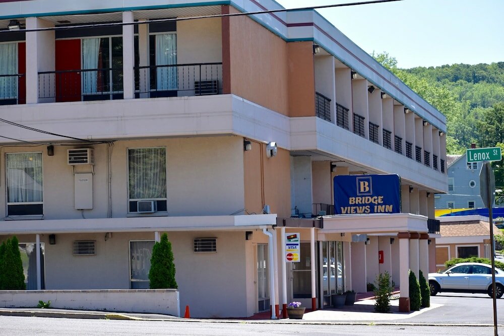 Фото Bridge Views Inn