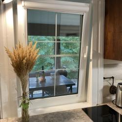 Фото Уютный домик в лесу у пруда