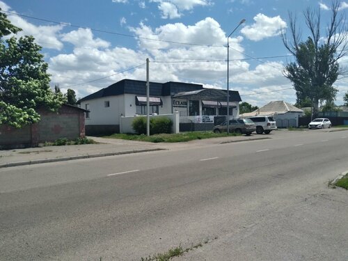 Ол оның кискасына кіреді, ал оның досы оны жалайды.