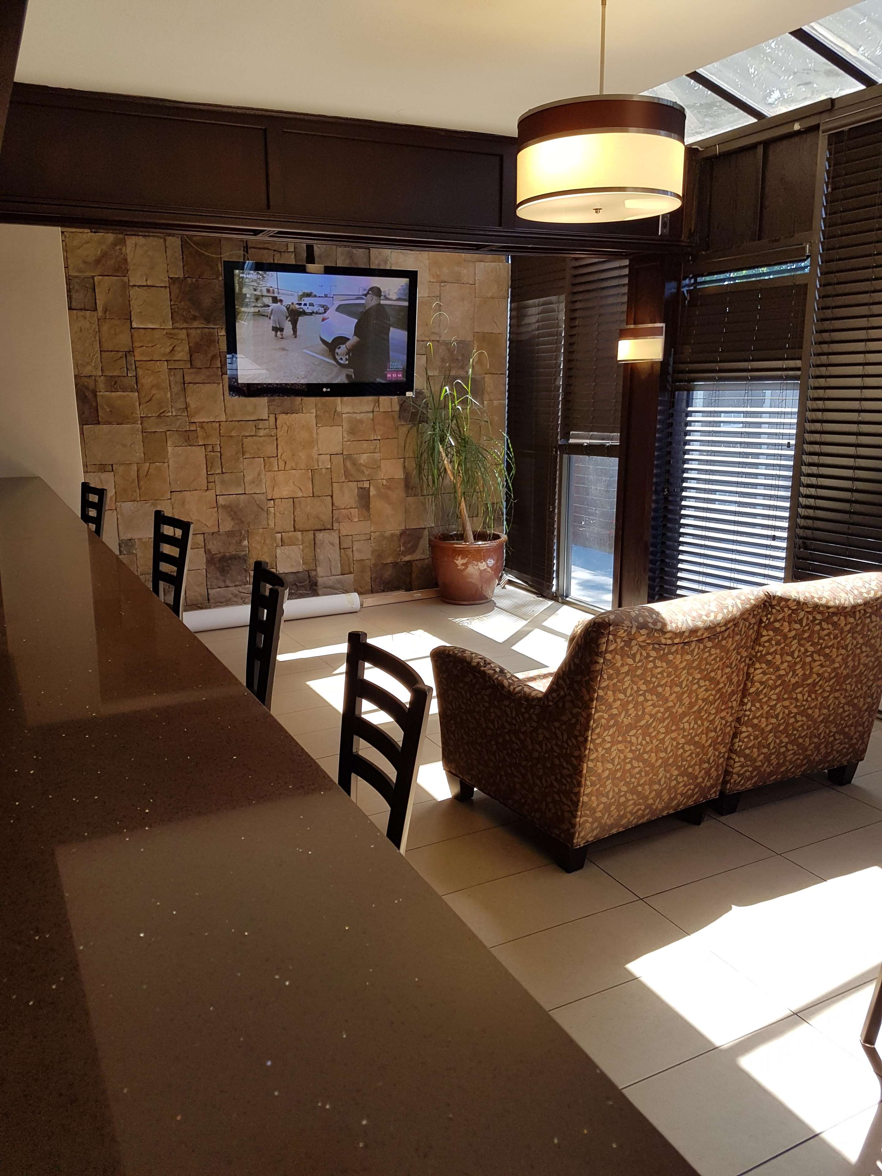 Фото SureStay Plus Hotel by Best Western Coquitlam