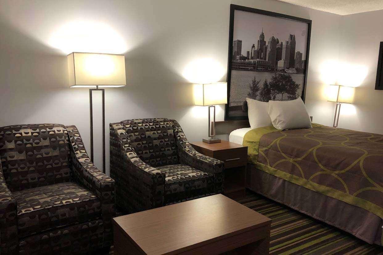 Фото Super 8 by Wyndham Ambassador Bridge Windsor On