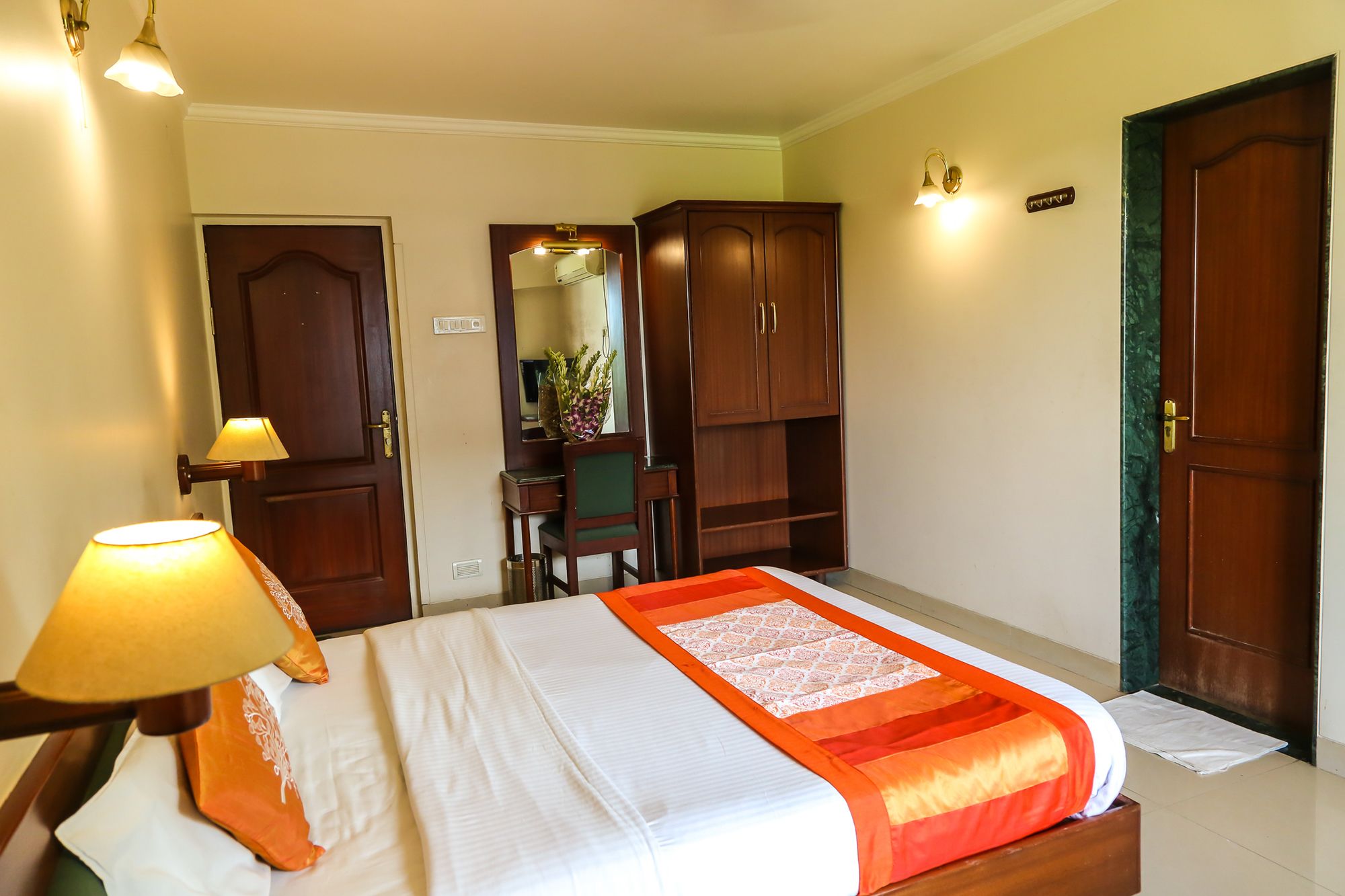 Фото Hotel Lotus