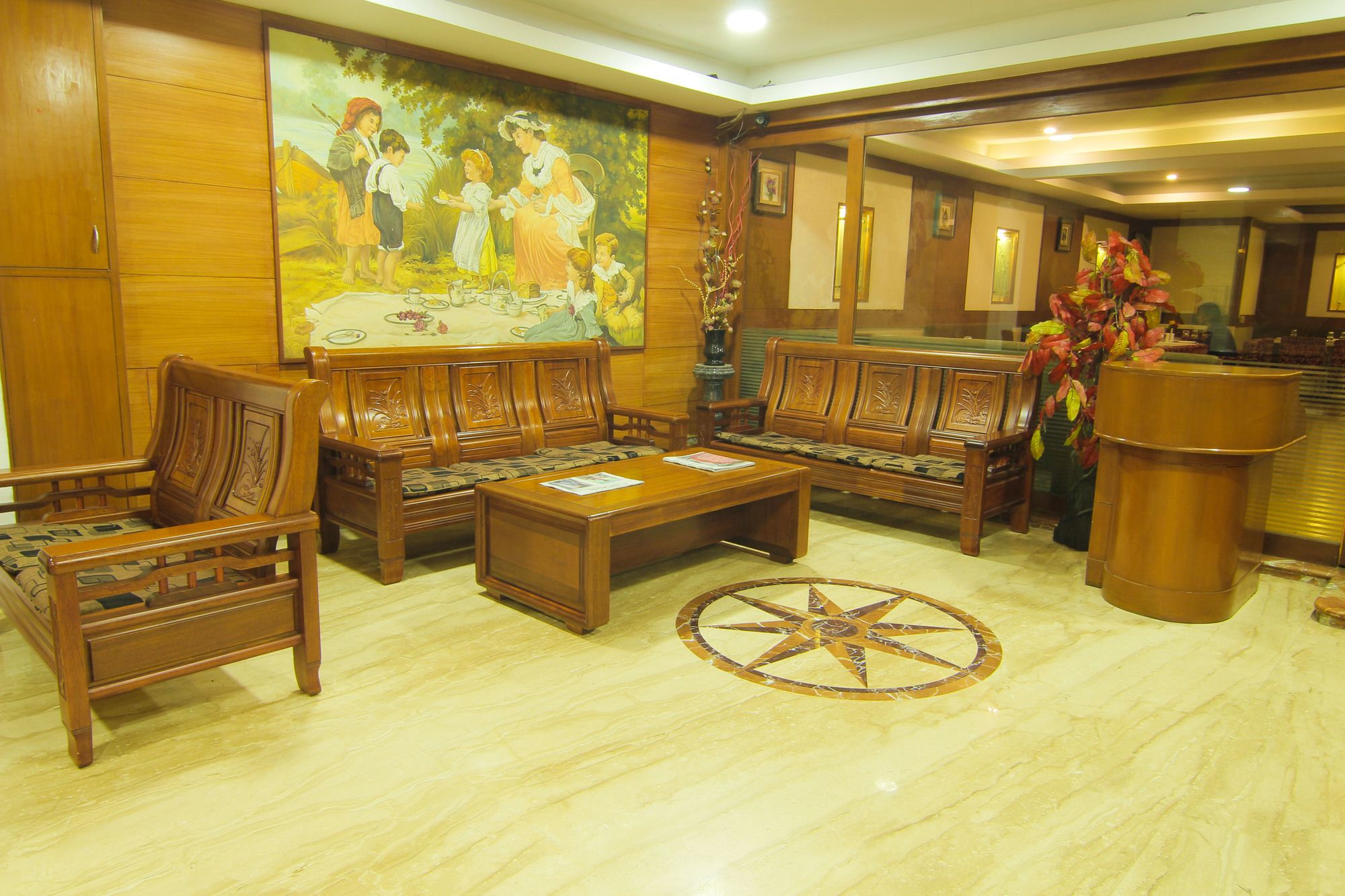 Фото Maple Tree Hotels