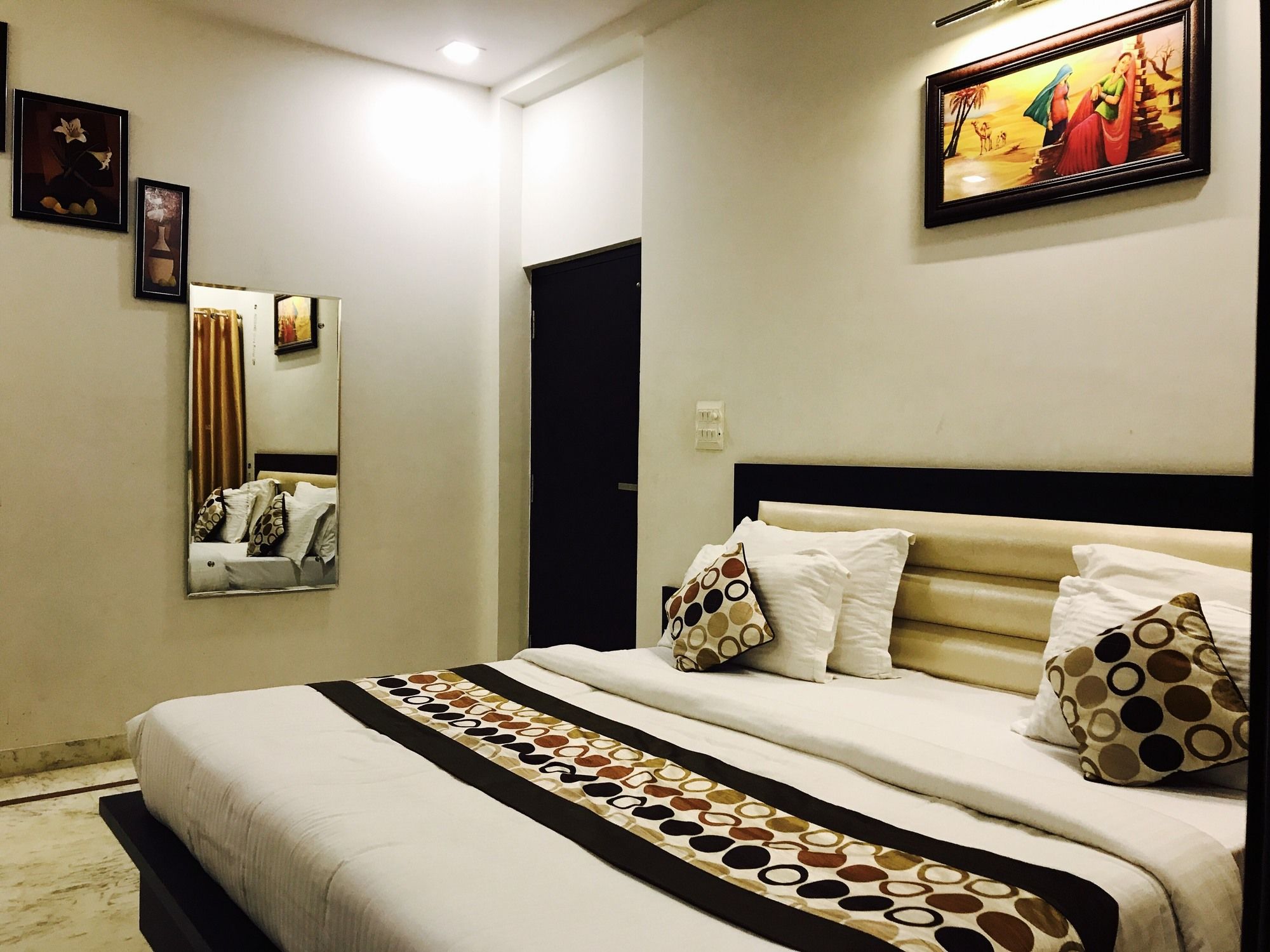 Фото Hotel Aaradhya Residency