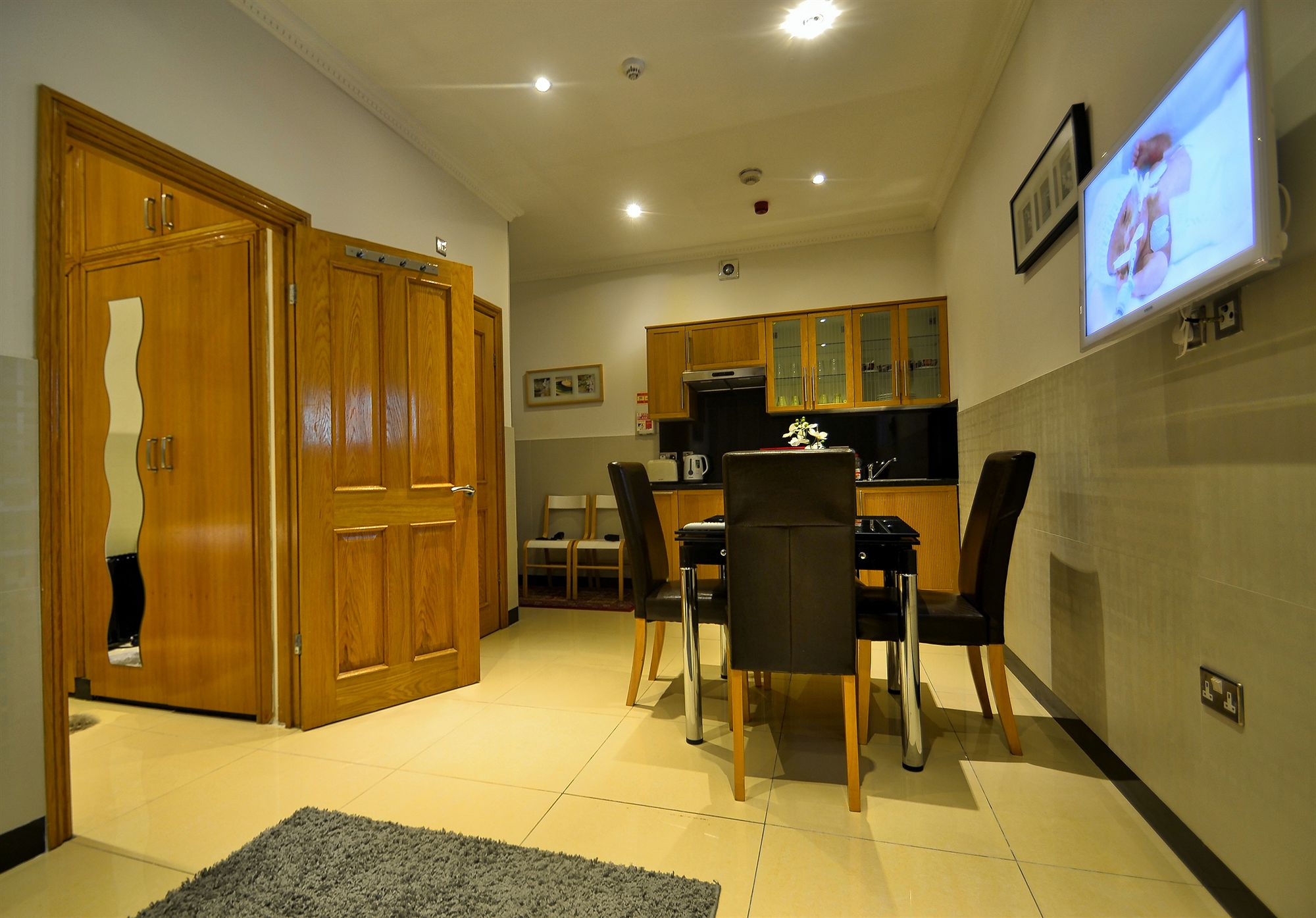 Фото Hyde Park Apartments