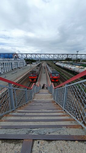 Әдемі балапандар барлық саңылауларда трахает алады