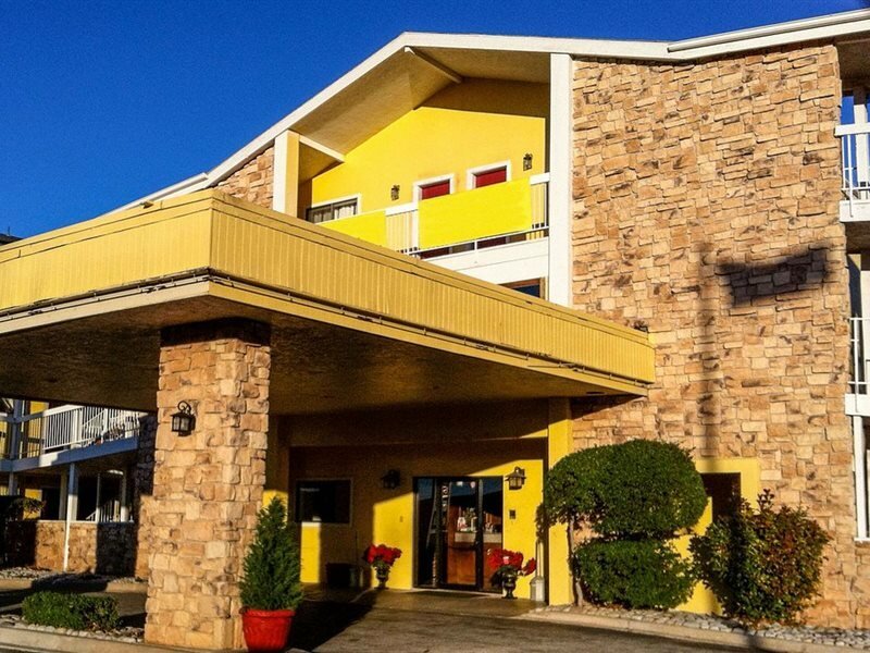 Фото Oaktree Inn and Suites