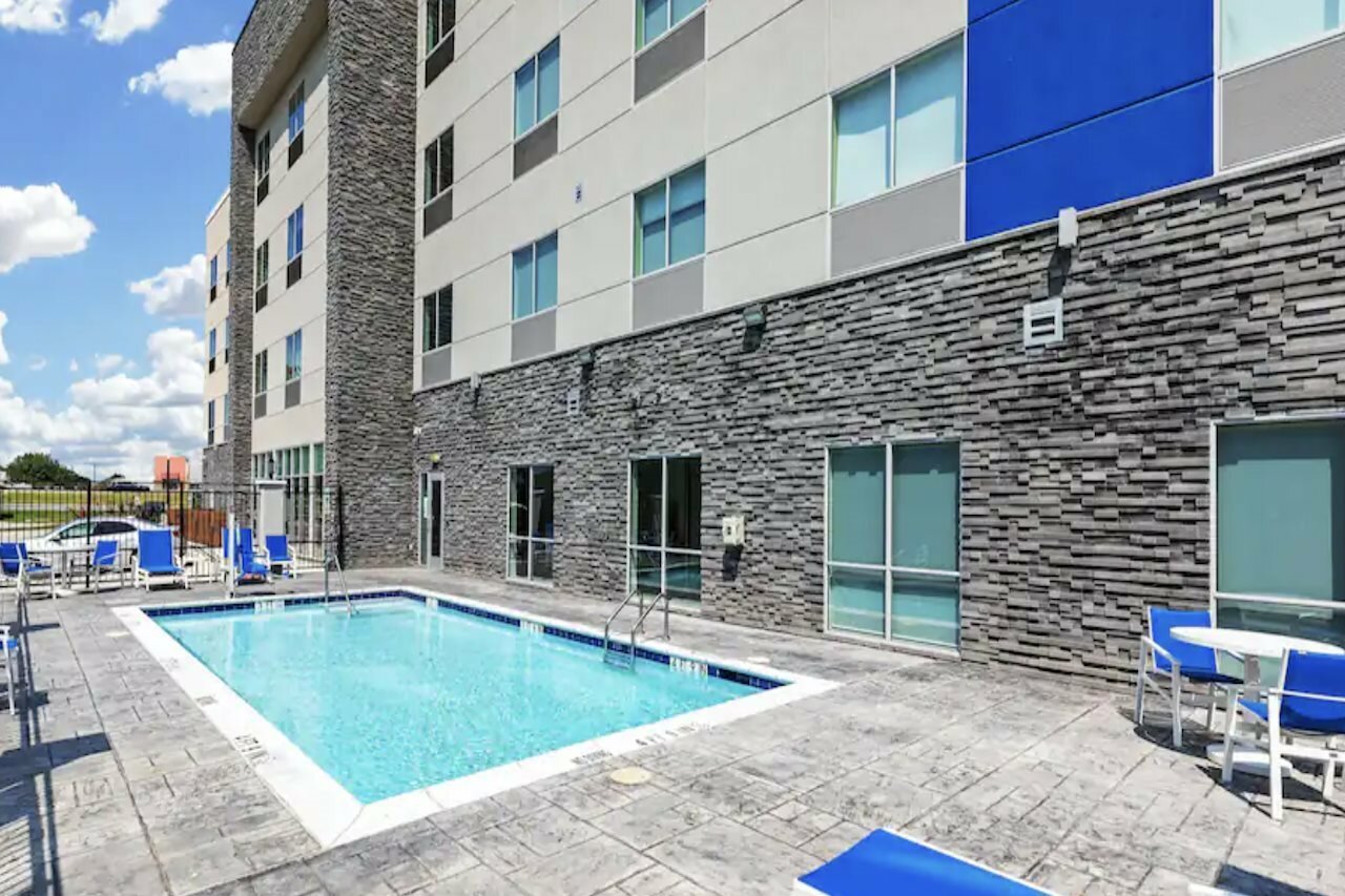 Фото Holiday Inn Express & Suites Denton - Sanger, an Ihg Hotel
