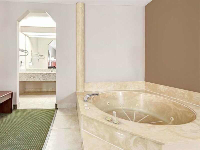 Фото Super 8 by Wyndham Richardson Dallas