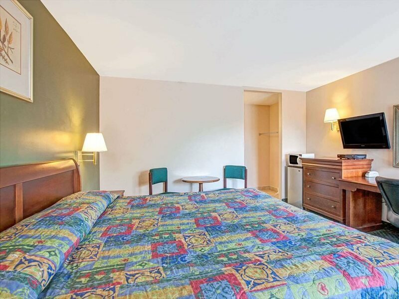 Фото Knights Inn South Hackensack