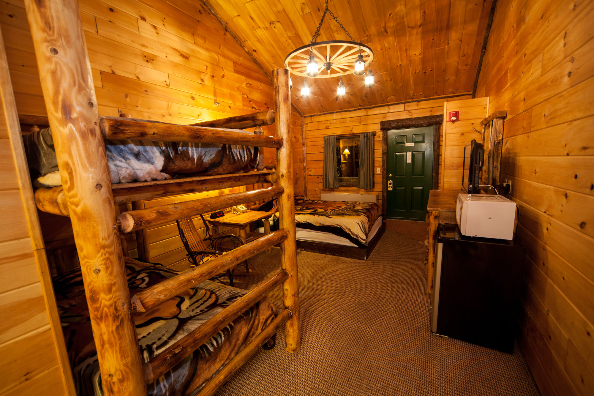 Фото Log Cabin Lodge & Suites