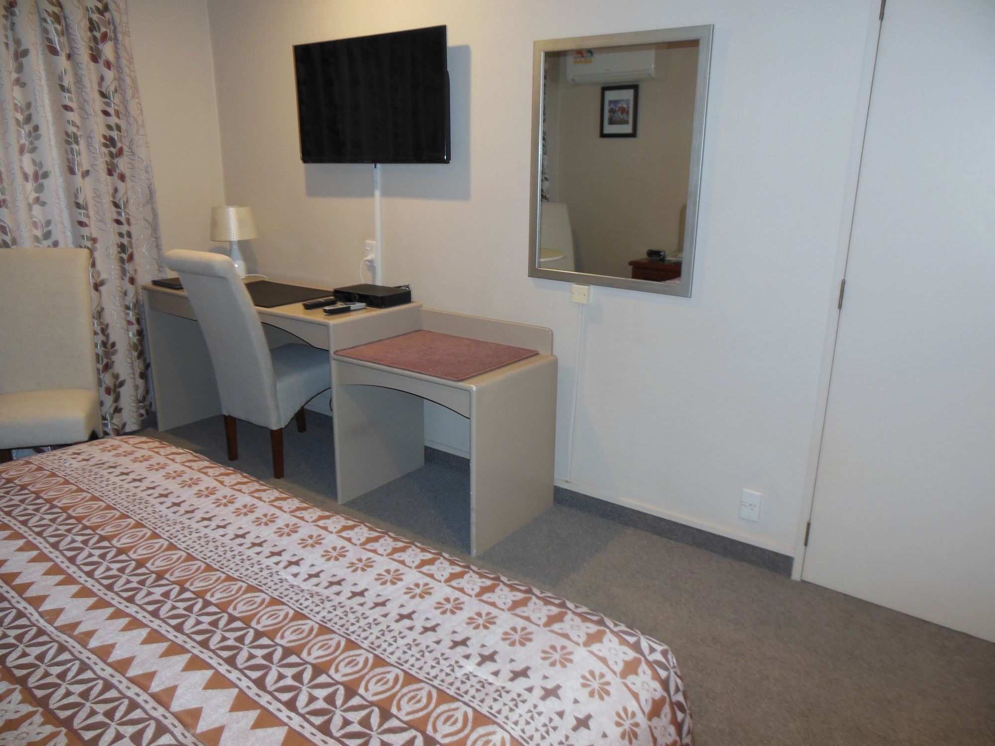 Фото Asure Camelot Arms Motor Lodge