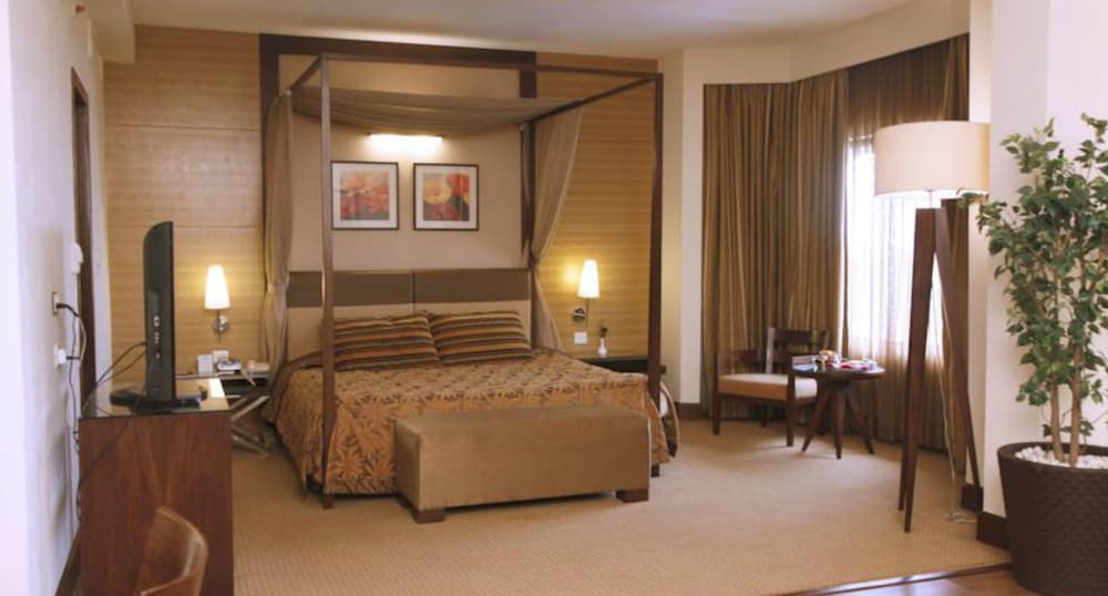 Фото The Retreat Hotel & Convention Centre