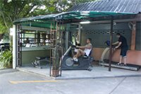 Фото Oyo 838 Aromdee Apartment