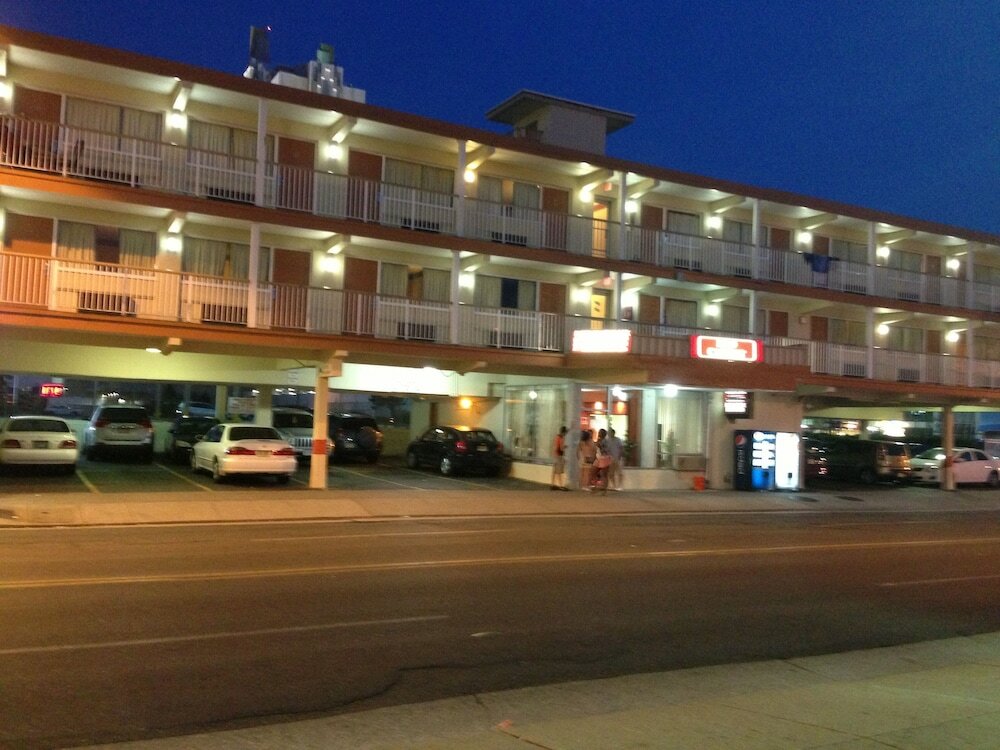 Фото Red Carpet Inn & Suites