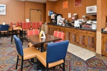 Фото Holiday Inn Express And Suites Santa Fe, an Ihg Hotel