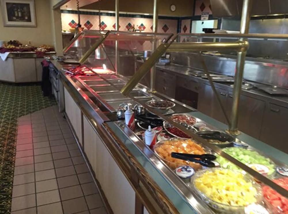 Фото Ramada by Wyndham Hawthorne Lax La Stadium