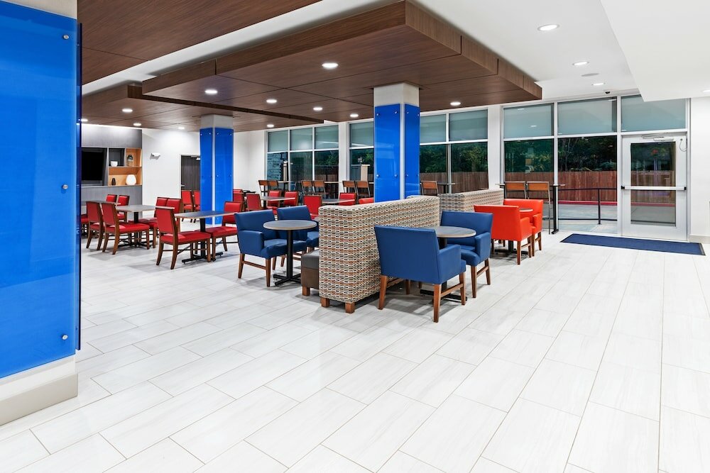 Фото Holiday Inn Express & Suites Denton - Sanger, an Ihg Hotel
