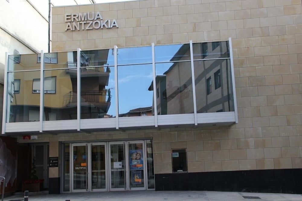 Фото Villa de Ermua Hotel