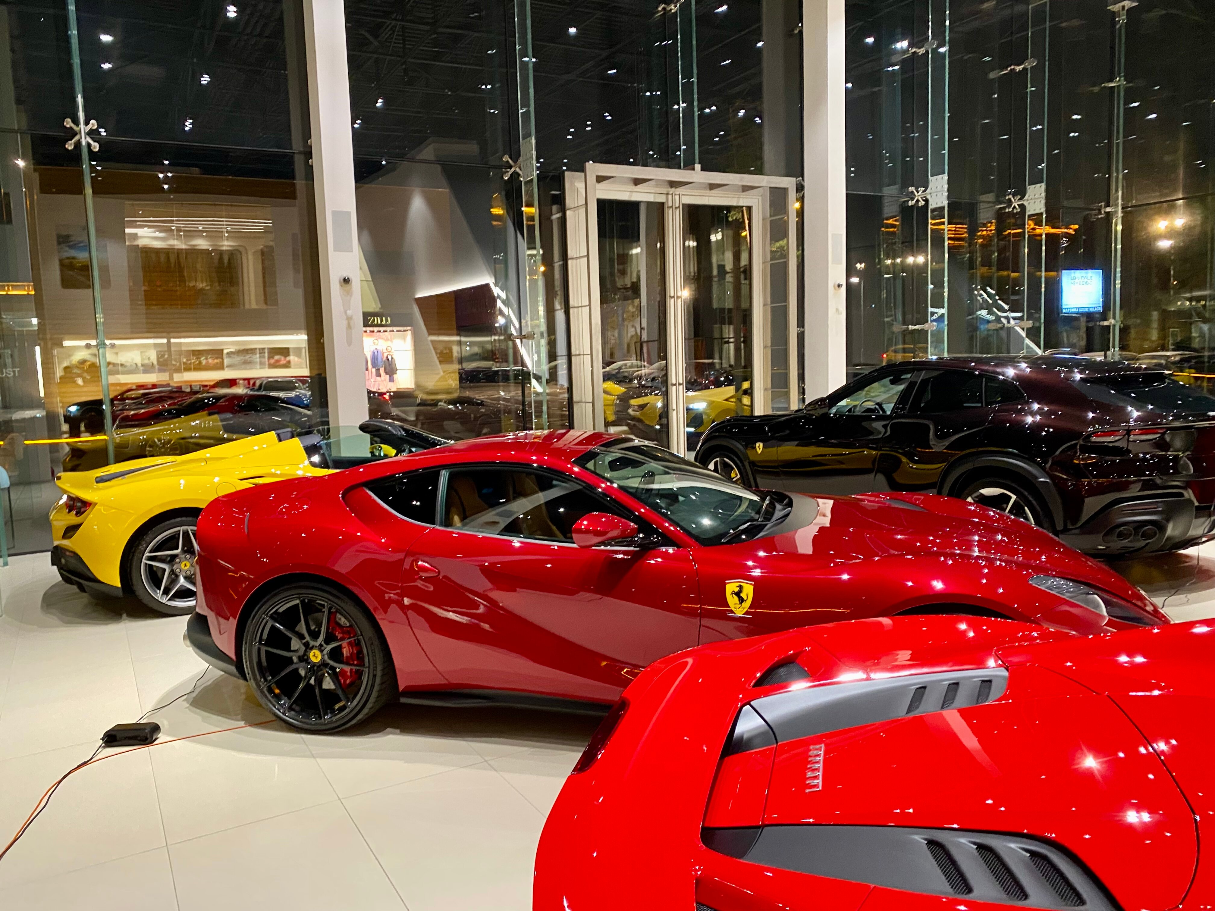 Ferrari рэпера Navai протаранила забор на Зубовском бульваре