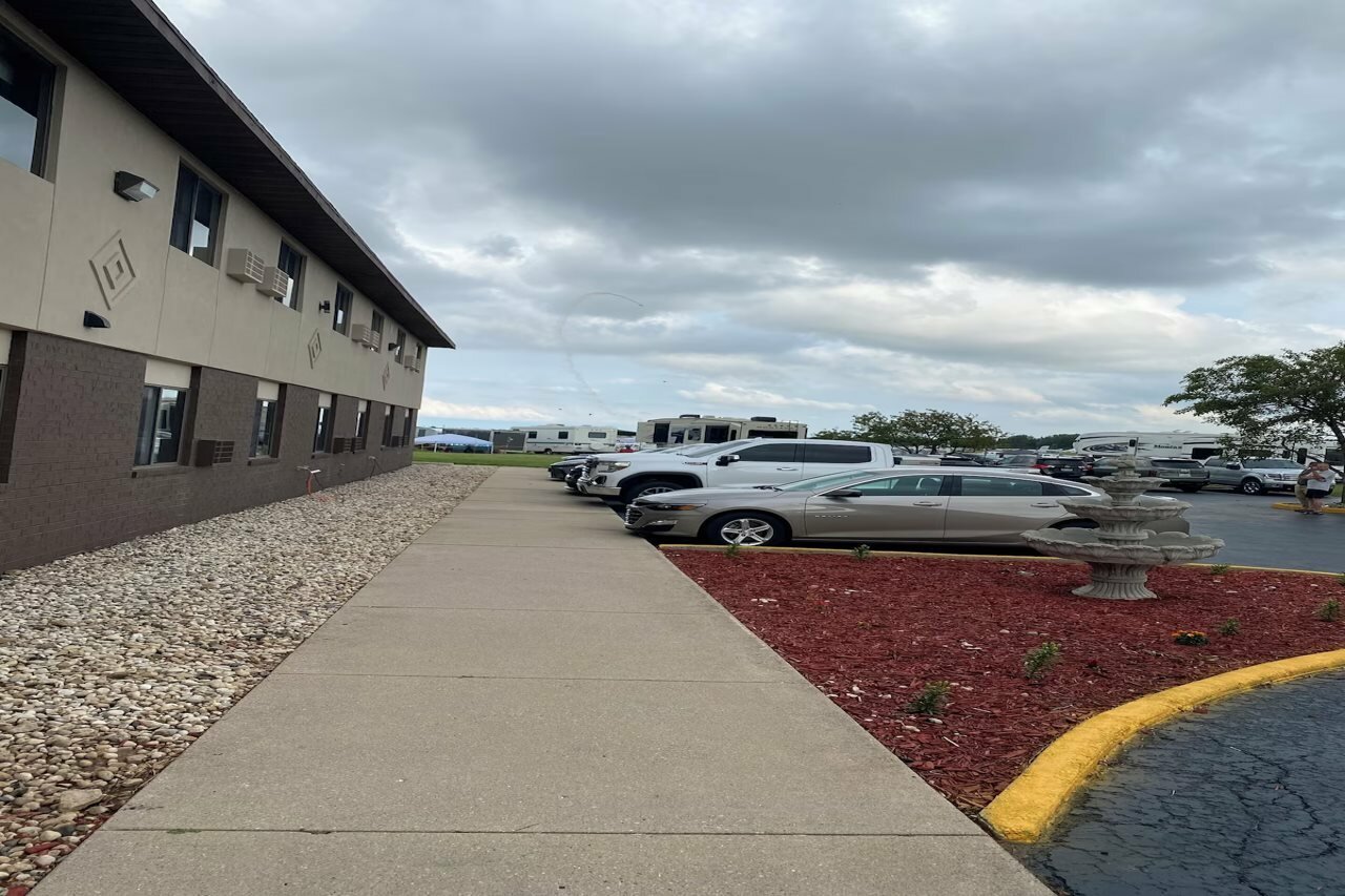 Фото Super 8 by Wyndham Oshkosh Airport