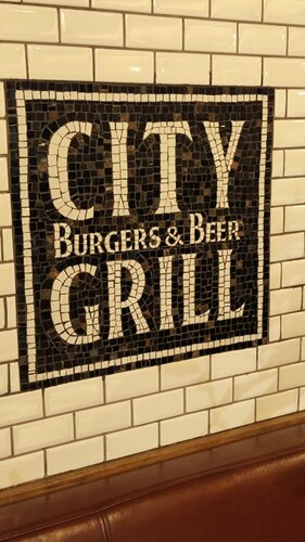 Жігіт желідегі қызына зейін қойып отыр