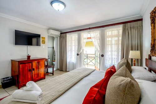 Гостиница Afrique Boutique Hotel Oliver Tambo