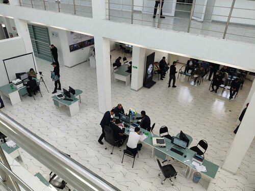 Қыз көліктерге қызмет көрсету орталығында шешінген