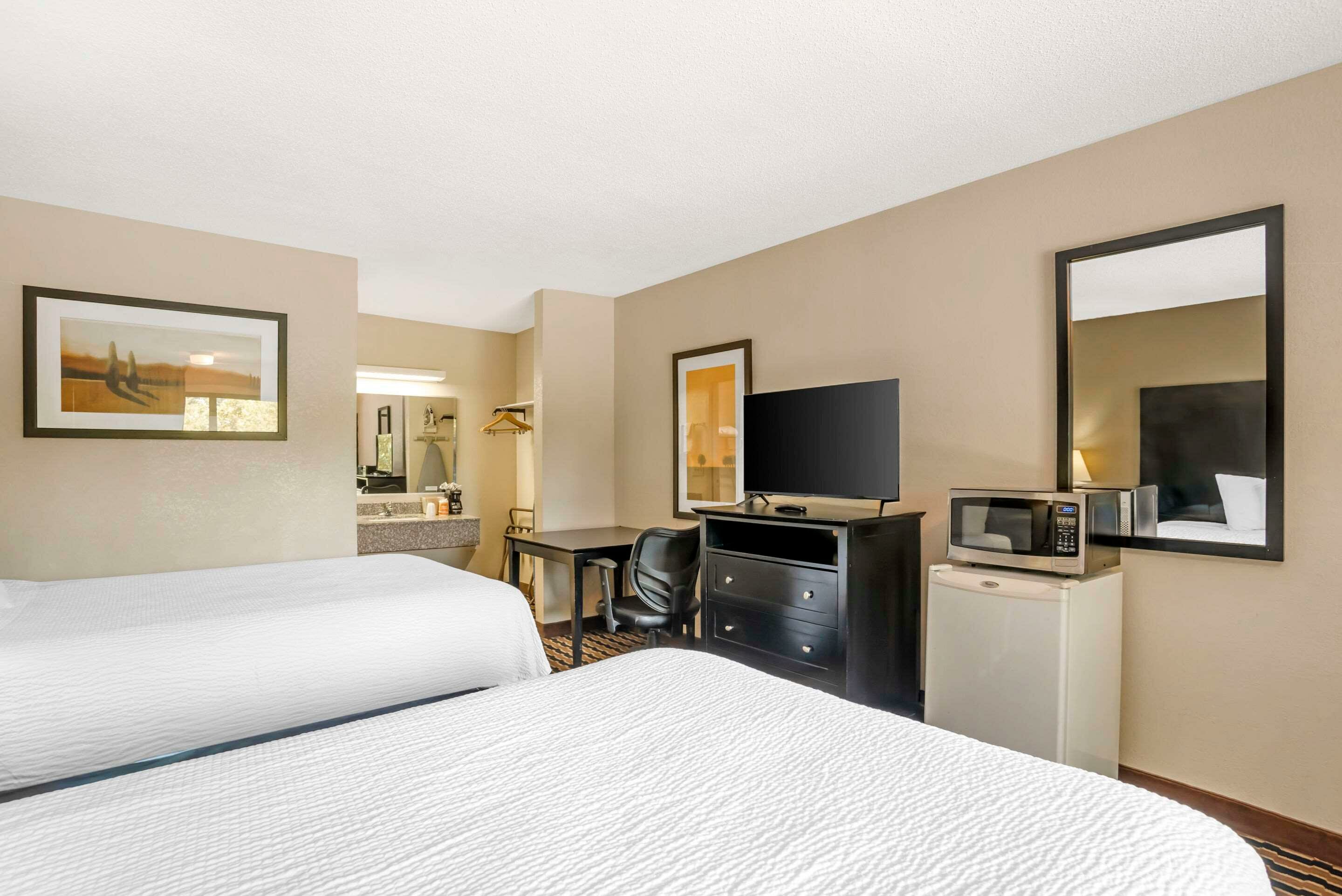 Фото Days Inn by Wyndham Wilkesboro