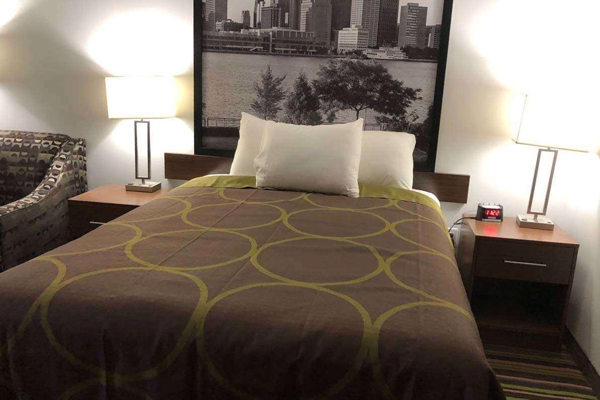 Фото Super 8 by Wyndham Ambassador Bridge Windsor On