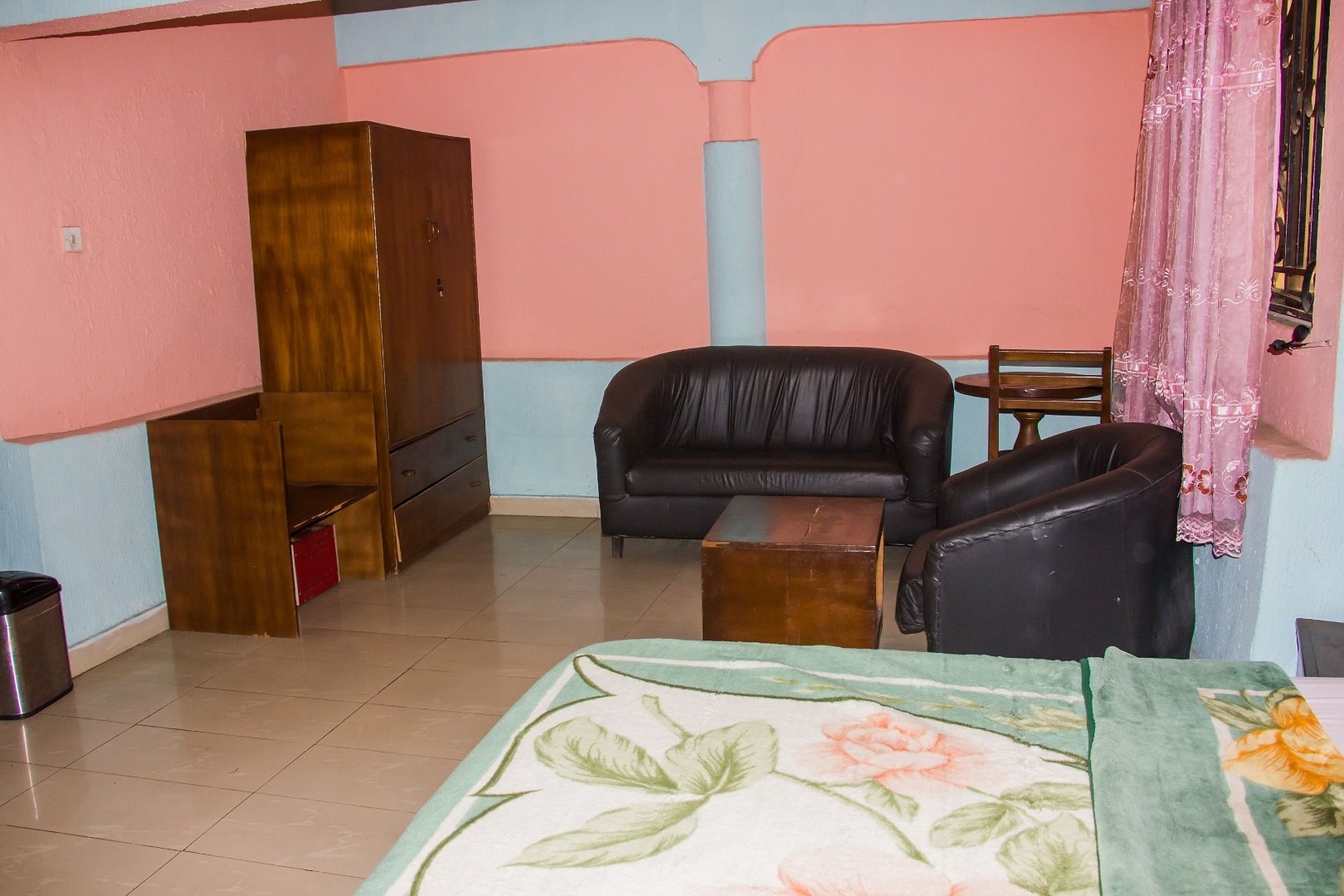 Фото Creme Suites & Hotel