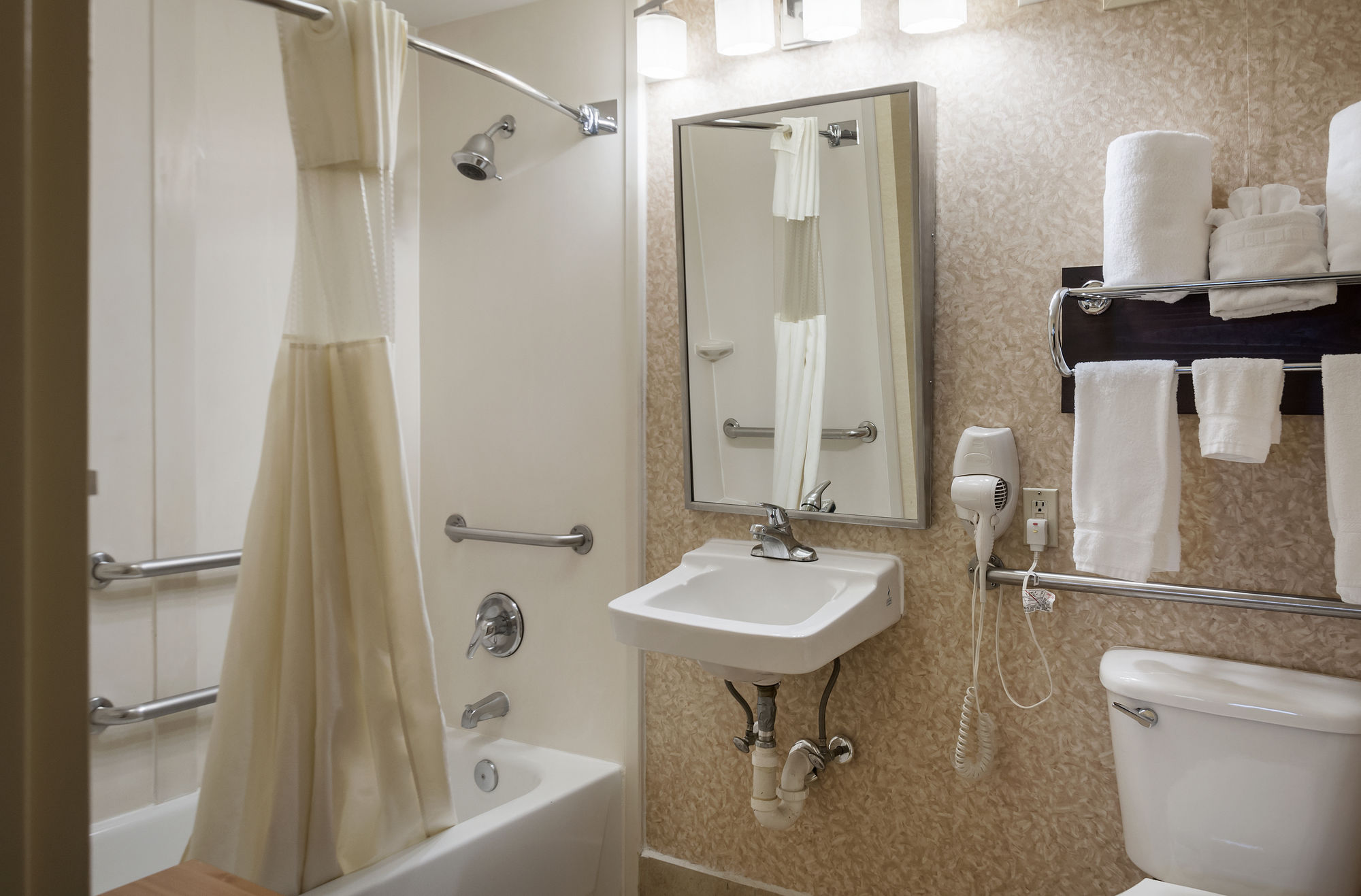 Фото Quality Inn Windsor Mill