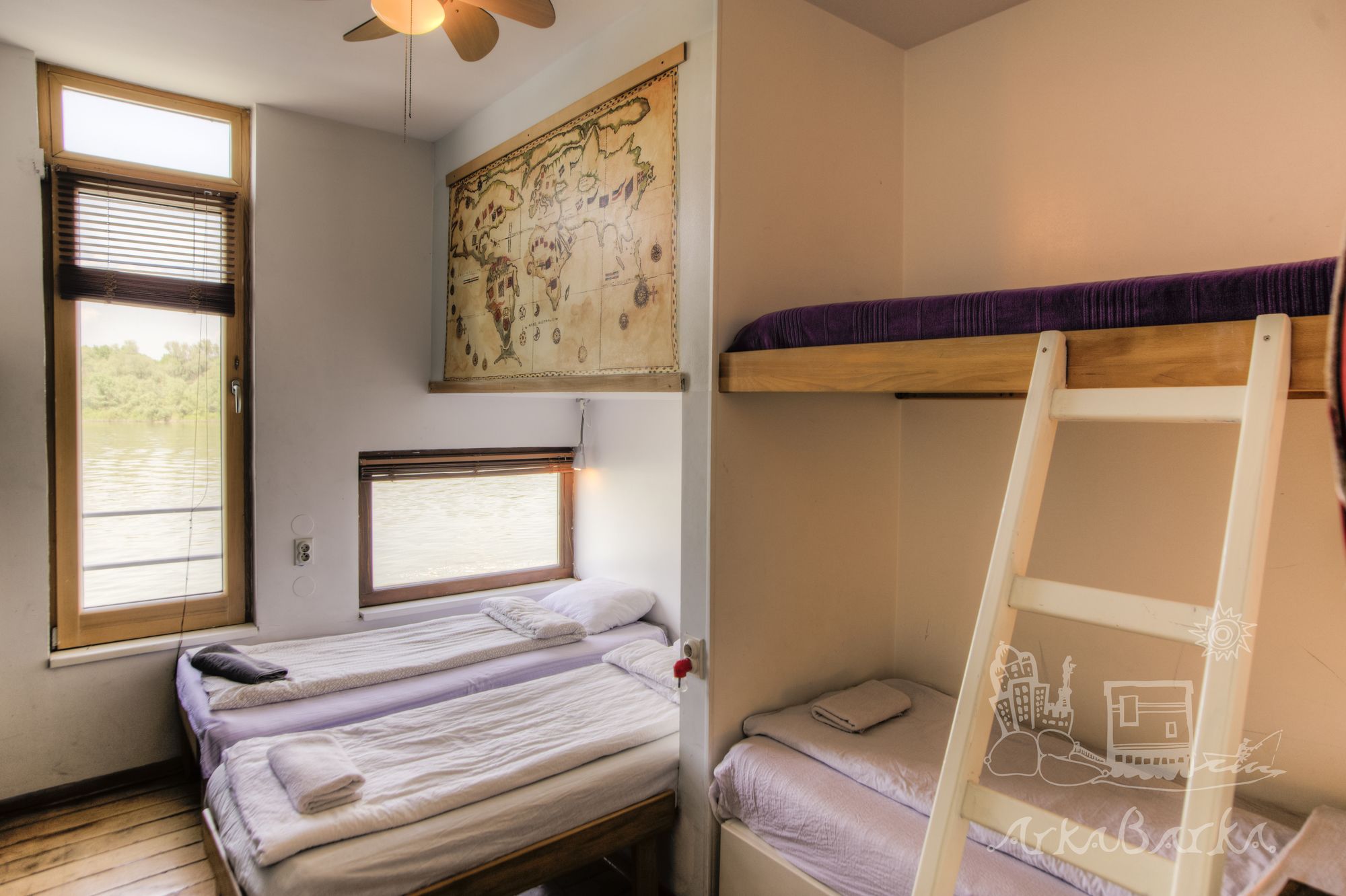 Фото ArkaBarka Floating Hostel