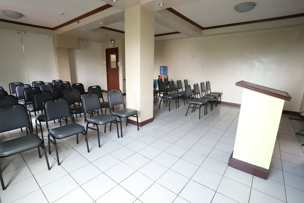 Фото Oyo 210 Apple Tree Suites