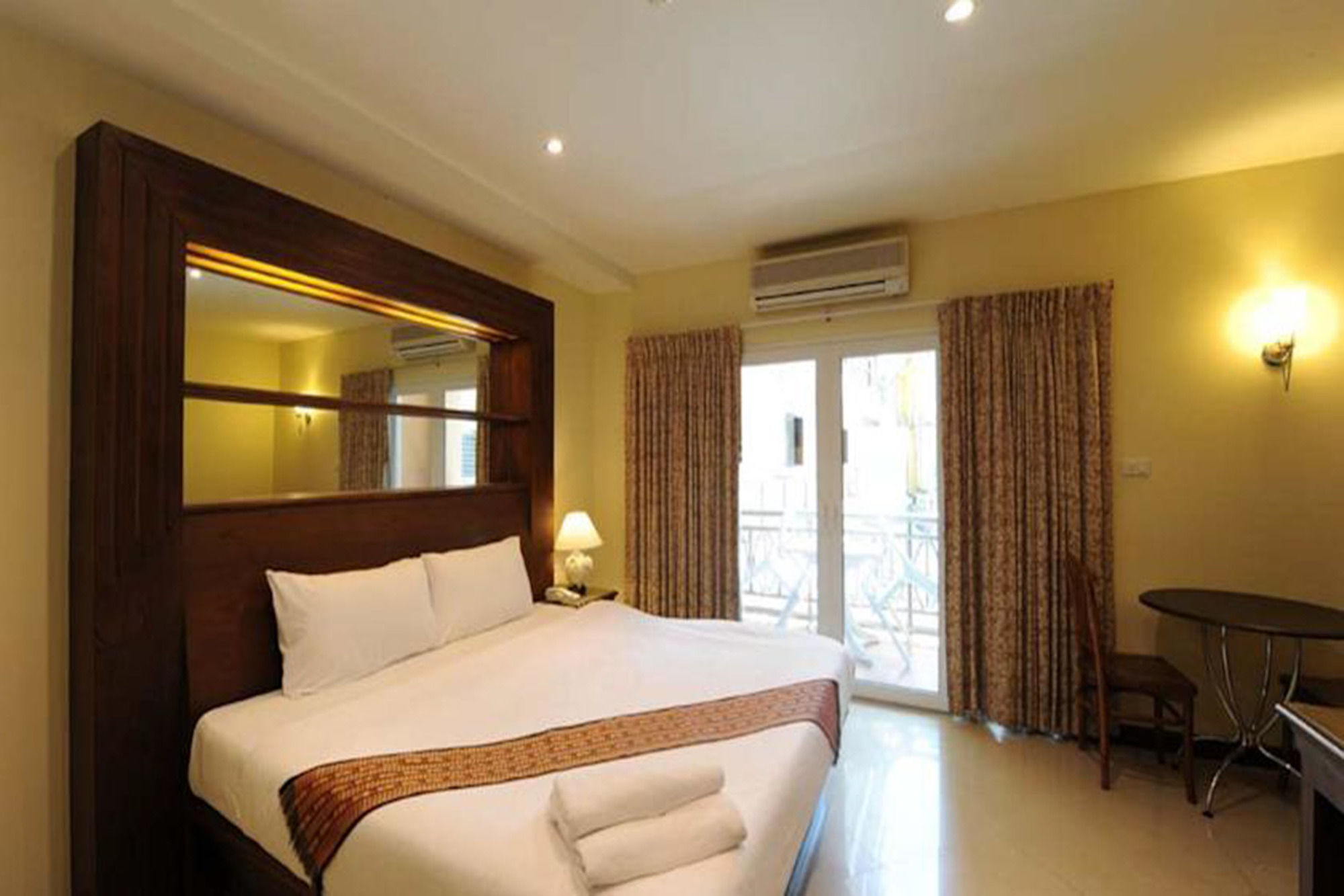 Фото The Whitehouse Condotel