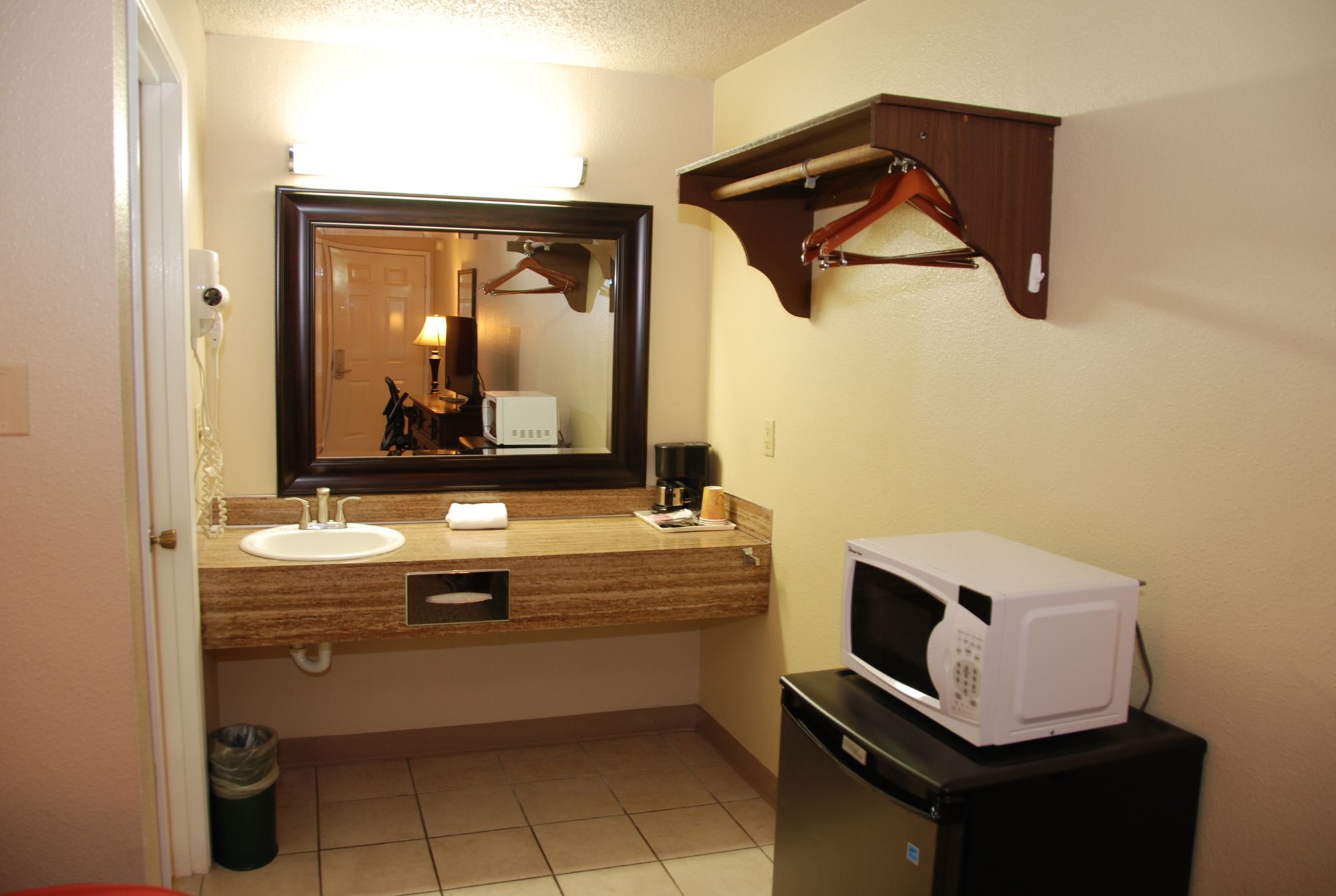 Фото Smokey Point Motor Inn