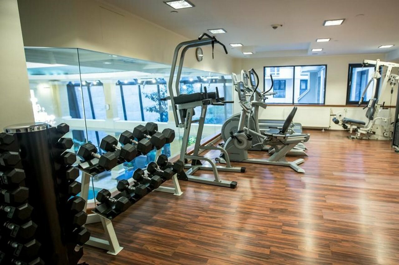 Фото Queen's Court Hotel & Residence