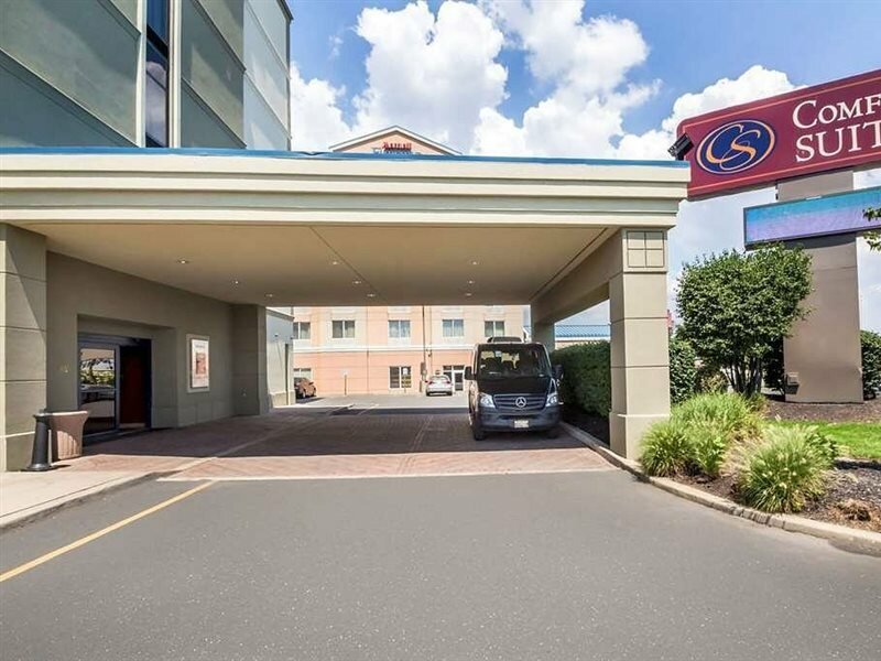 Фото Comfort Suites at Woodbridge