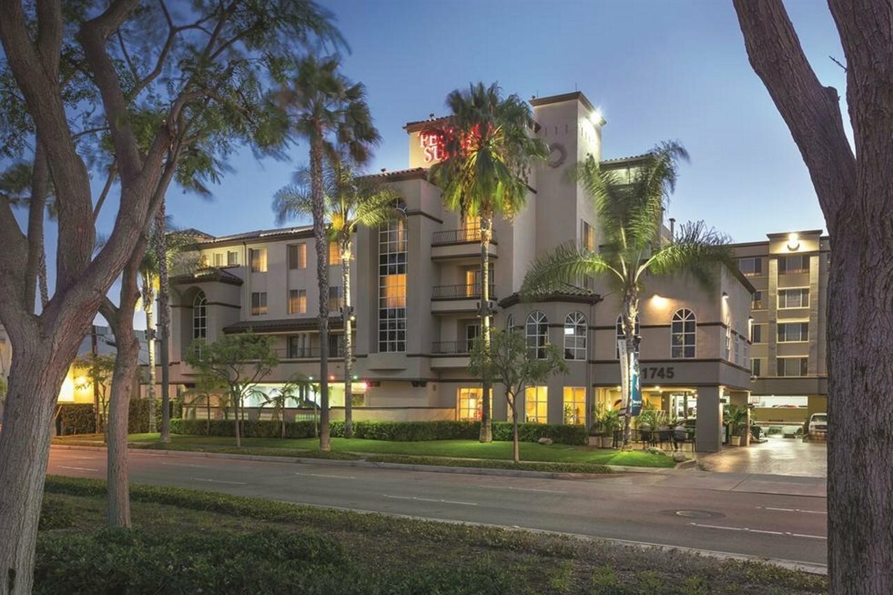 Фото Peacock Suites