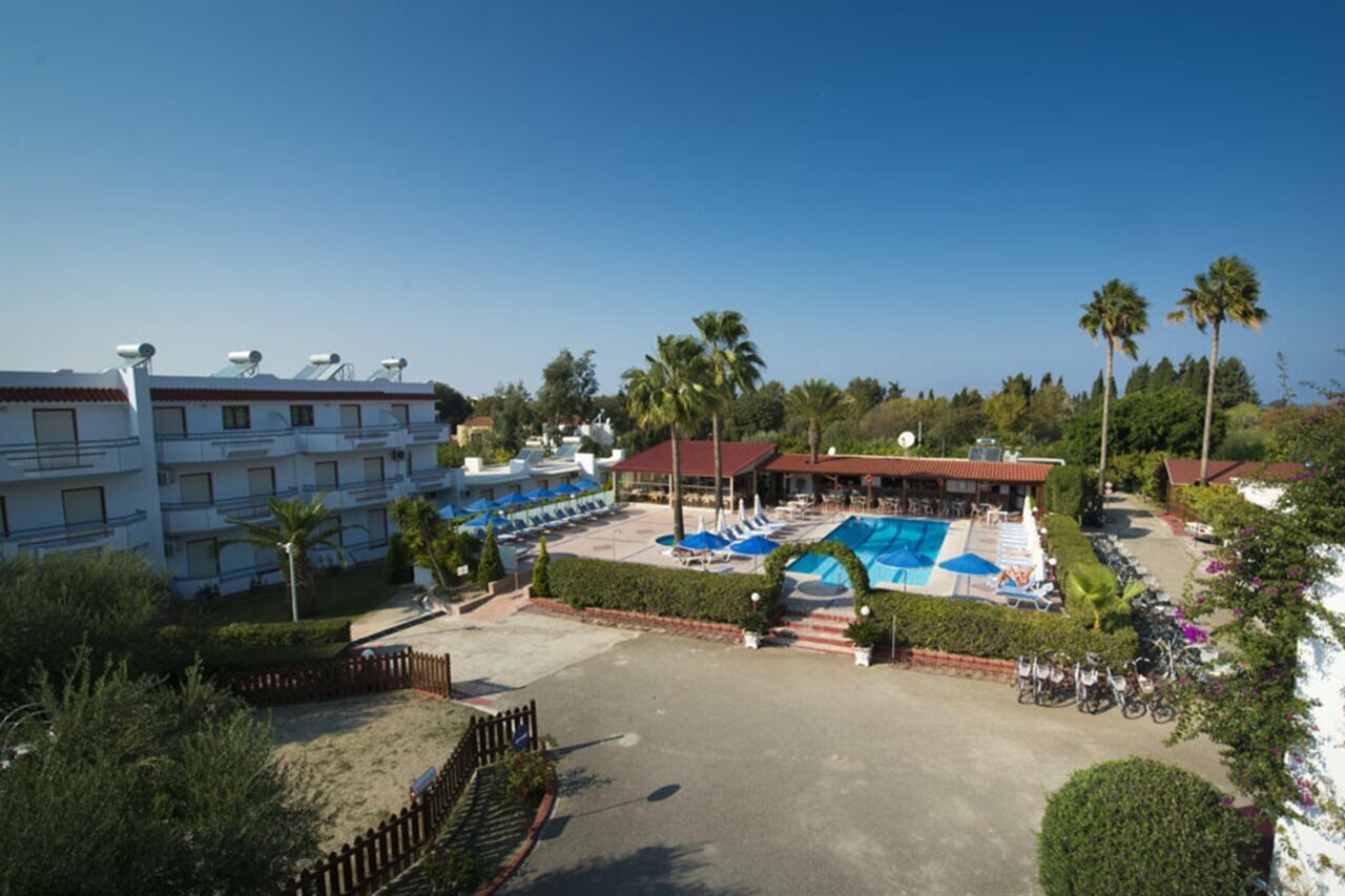 Фото Sandy's Studios Apartments & Log Villas