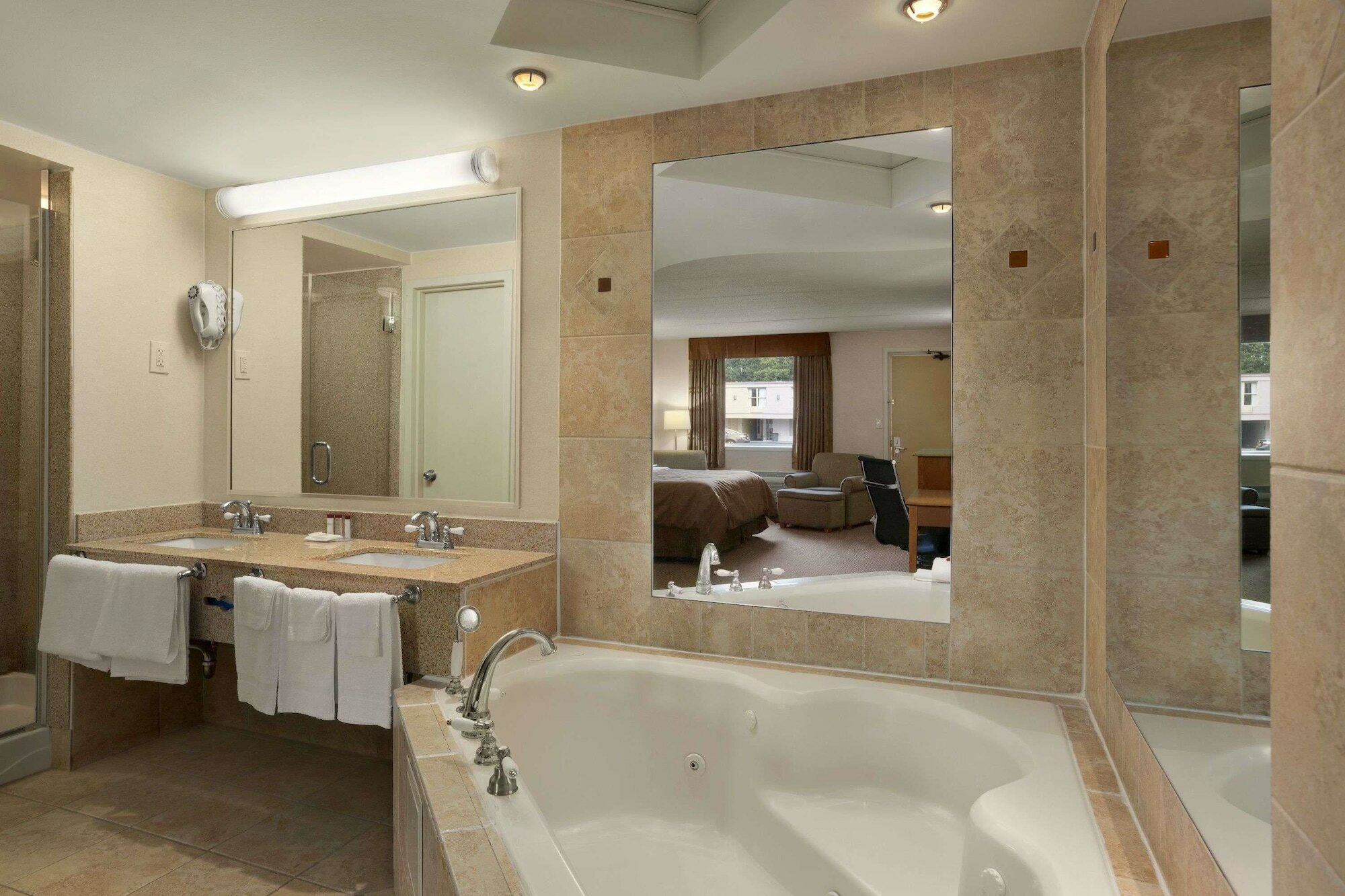 Фото Ramada by Wyndham Rockville Centre