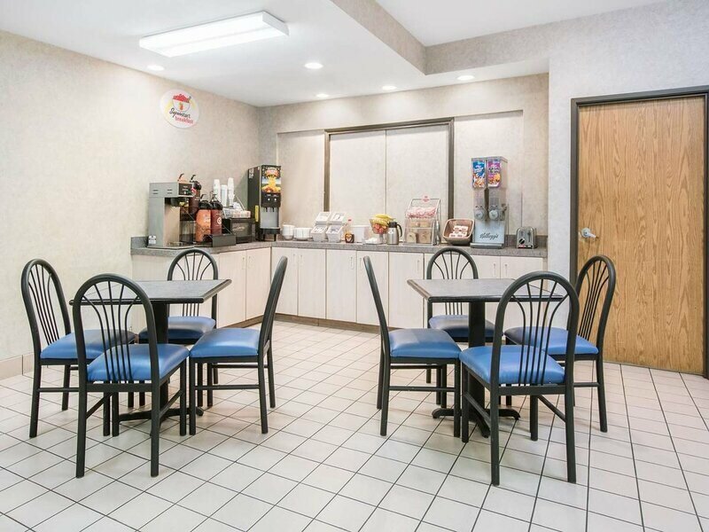 Фото Super 8 by Wyndham Garland North Dallas Area