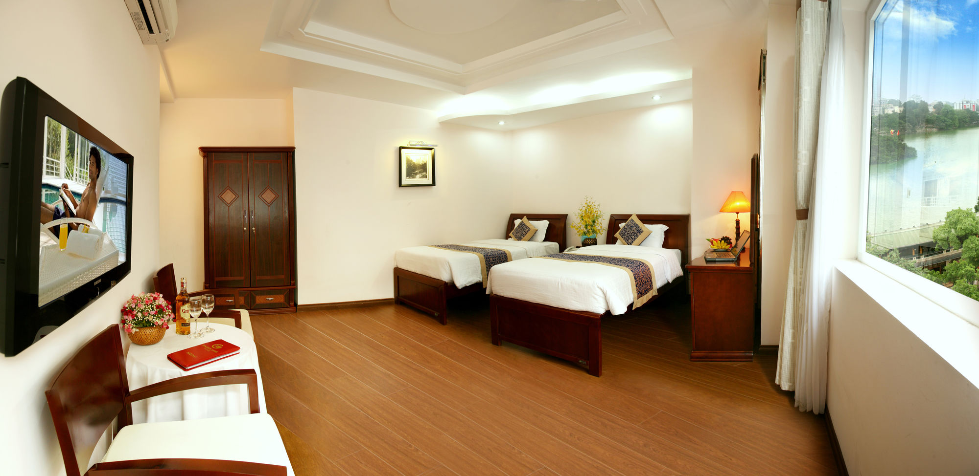 Фото Lakeside Palace Hotel