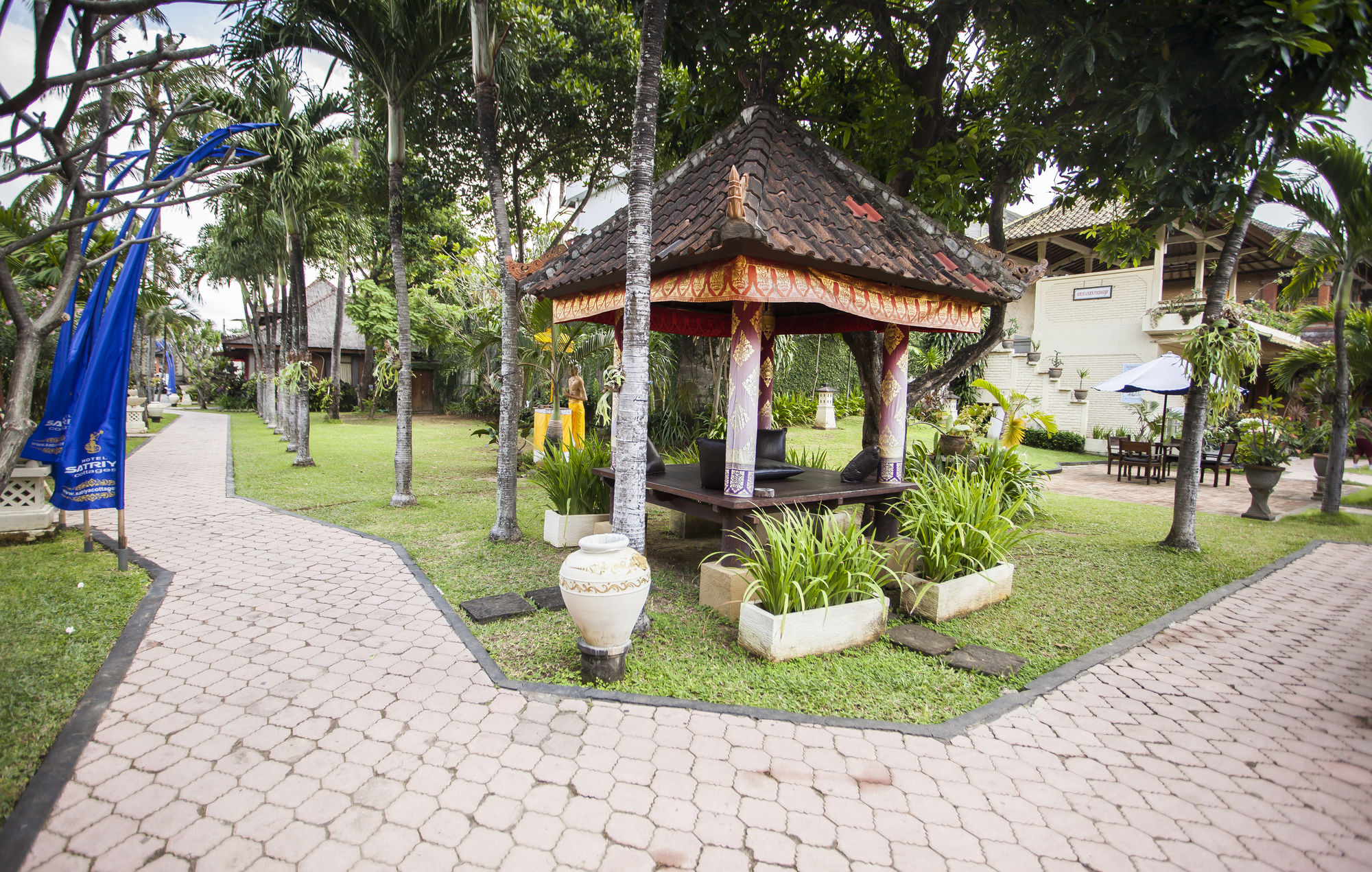 Фото Satriya Cottages