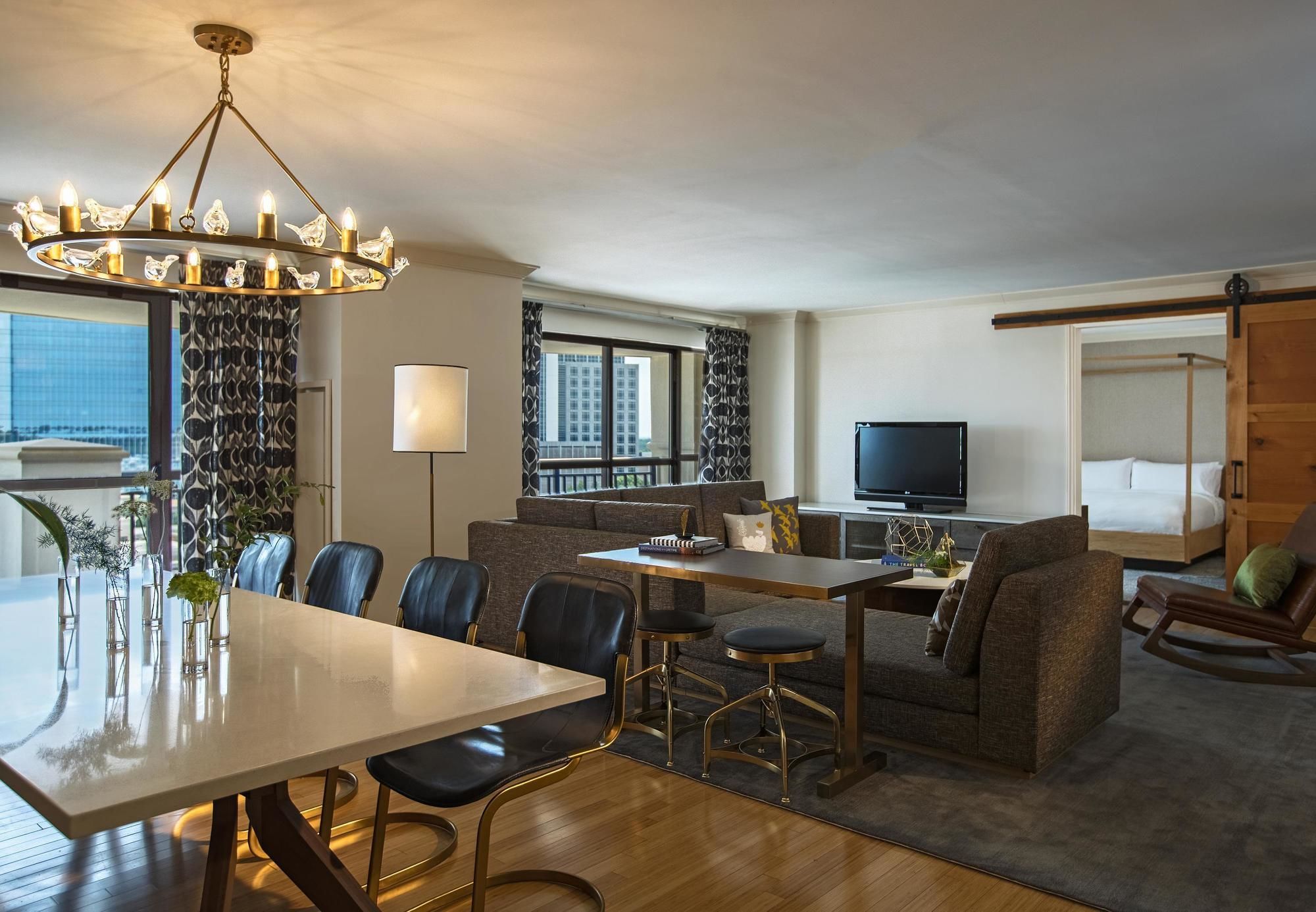 Фото Renaissance Raleigh North Hills Hotel