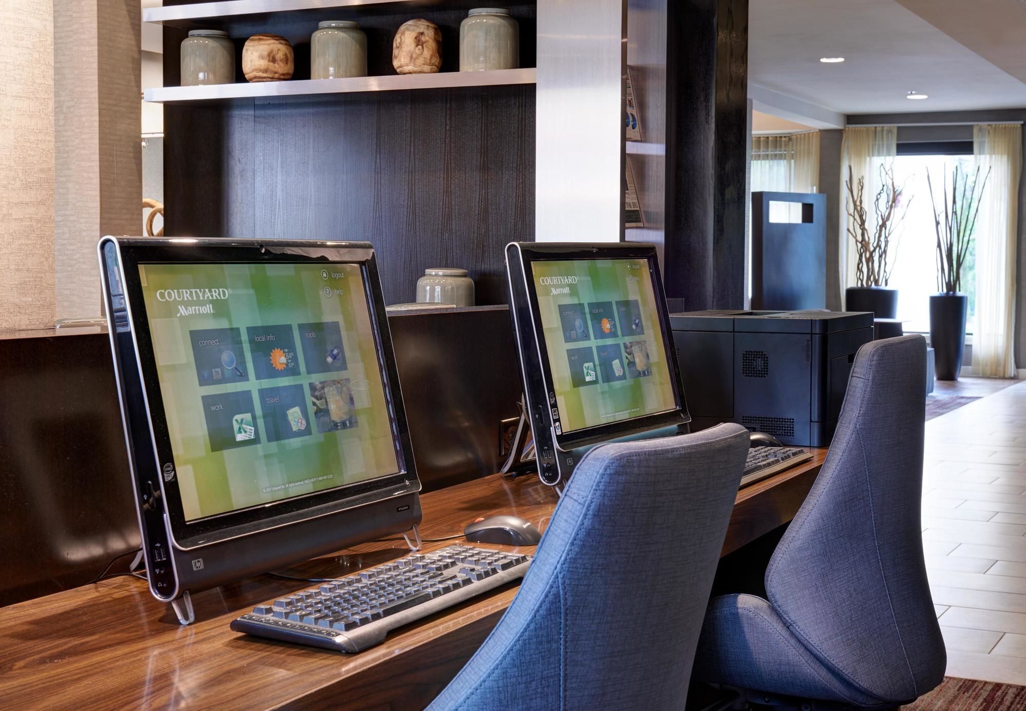 Фото Courtyard by Marriott Des Moines West Clive